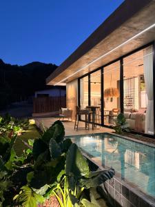 a house with a swimming pool in the yard at Casa Cedro II in Espera Feliz