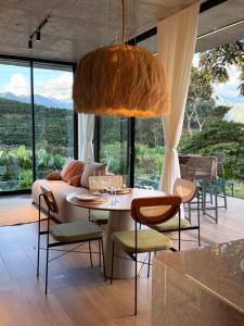 a living room with a table and a couch at Casa Cedro II in Espera Feliz