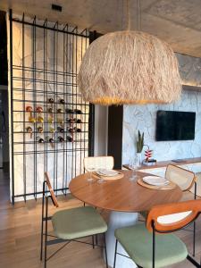 a dining room with a table and chairs and a chandelier at Casa Cedro II in Espera Feliz
