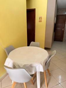 a white table and chairs in a room at Casa de hóspedes in Canoas