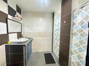 a bathroom with a sink and a shower at Ellhavfiz Homestay in Tapah +5 photos