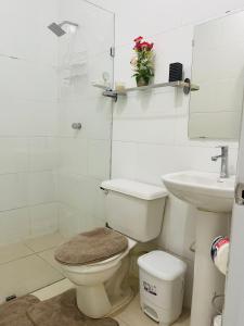a white bathroom with a toilet and a sink at Estancia Dulce Hogar, en pedernales in Pedernales +19 photos