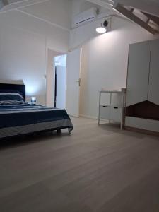 a bedroom with a bed and a table in it at La terrasse in Baie-Mahault +1 photo