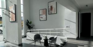 a hallway with two chairs and a table in a building at Edificio iquique obispo labbe 830 in Iquique
