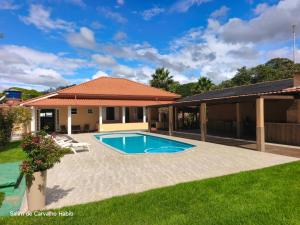 a house with a swimming pool in a yard at Chácara no centro para até 15 pessoas com piscina aquecida e 5 quartos in Duas Barras