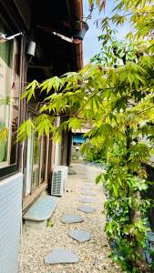 a walkway in front of a building with plants at Zen House - Tajimi in Tajimi +55 photos