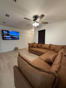 a living room with a couch and a ceiling fan at Dream Casa Blanca in Harlingen