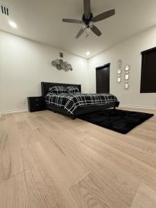 a bedroom with a bed and a ceiling fan at Dream Casa Blanca in Harlingen