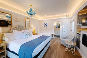 a bedroom with a large bed and a chandelier at Lithia Springs Resort in Ashland