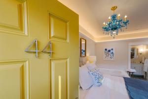 a living room with a chandelier and a bedroom at Lithia Springs Resort in Ashland +22 photos