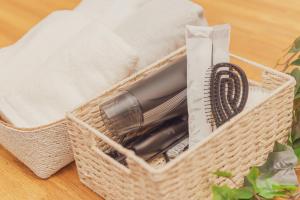 a basket with a razor and a pen on a table at 民泊八のや in Hachioji