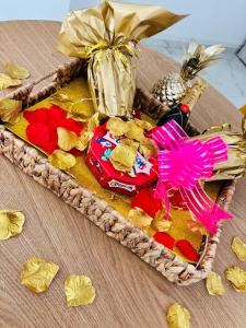 a wicker basket with a present and a christmas ornament at Golden DREAM Suites cocon modern in Capesterre-Belle-Eau