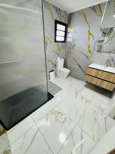 a bathroom with a shower and a toilet at Golden DREAM Suites cocon modern in Capesterre-Belle-Eau