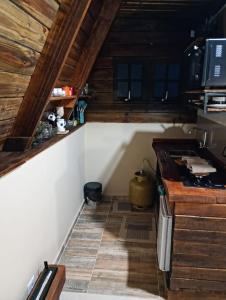 a kitchen with a stove and a counter top at Chalés FRONT LAKE 1 in Córrego do Bom Jesus