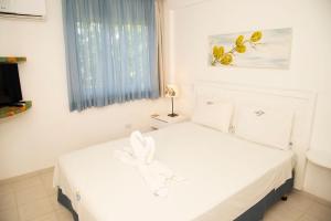 a bedroom with a bed with a bunny on it at Pé na areia - verdadeiro paraíso em Muro Alto in Porto De Galinhas +47 photos