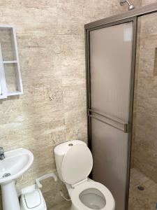 a bathroom with a toilet and a sink at Diplastic House in Sincelejo