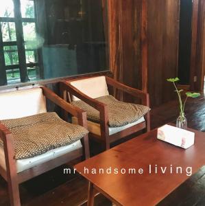 a room with two chairs and a table and a window at mr handsome phayao in Ban Mae Ka Hua Thung