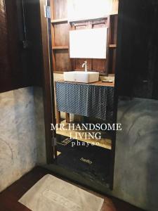 a bathroom with a sink and a lamp on a counter at mr handsome phayao in Ban Mae Ka Hua Thung +1 photo