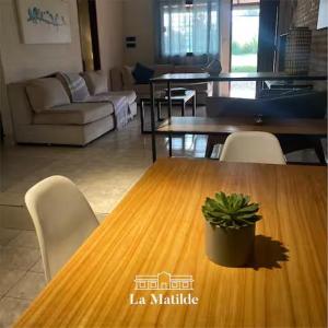 a living room with a wooden table with a plant on it at La Matilde Lodge in San Bernardino