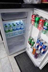 an open refrigerator filled with drinks and sodas at Flat Completo - Cozinha - Lavadora - Climatizado in Erval dʼOeste