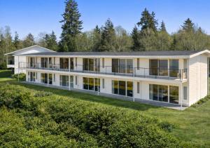 an exterior view of a large white building at The Herondale Hotel in Astoria, Oregon