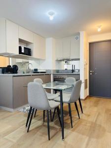 a kitchen and dining room with a table and chairs at Departamento Temuco Centro in Temuco