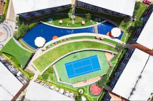 an aerial view of a tennis court with a tennis court at Cozy 1-Bedroom Apartment Near Fisherman's Village in Nathon Bay +2 photos