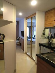 a room with a kitchen and a living room at Cozy 1-Bedroom Apartment Near Fisherman's Village in Nathon Bay
