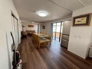 a kitchen and dining room with a table and chairs at 京阪楽宿 in Kadoma