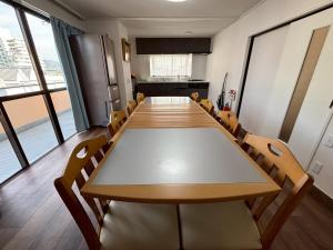 a conference room with a long table and chairs at 京阪楽宿 in Kadoma