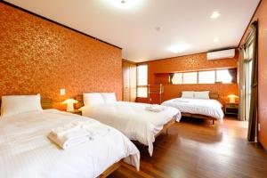 a hotel room with two beds and a room with two at 六鶴亭-ビーチ徒歩8分,スーパー徒歩2分,駅徒歩12分 in Manazuru