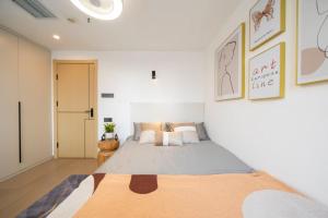 a bedroom with a large bed in a room at Downtown, 3B2B, near Pedestrian St, the Bund, Pearl Tower, 24h Host On-call in Shanghai +138 photos