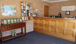 a shop with a cash register and a counter at Golden Chain Aalana Motor Inn in Cowra