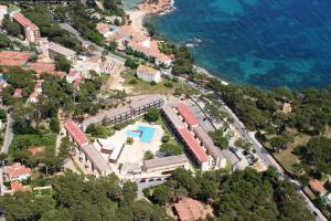 una vista aérea de un complejo con piscina y océano en Bertur Comtat Sant Jordi, en Platja d'Aro