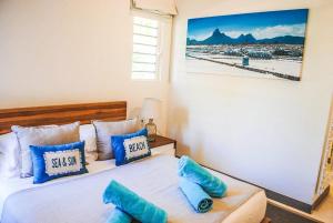 Postel nebo postele na pokoji v ubytování L'Escale 3 bedrooms Sea View and Beachfront Suite by Dream Escapes + 37 fotografií