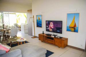 TV a/nebo společenská místnost v ubytování L'Escale 3 bedrooms Sea View and Beachfront Suite by Dream Escapes