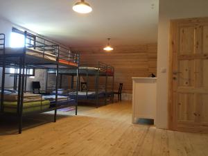 Zimmer mit 3 Etagenbetten und einer Tür in der Unterkunft Vila Mangart in Bled