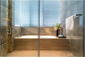 Vannas istaba naktsmītnē Oakwood Hotel & Residence Suzhou
