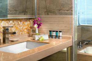 Vannas istaba naktsmītnē Oakwood Hotel & Residence Suzhou