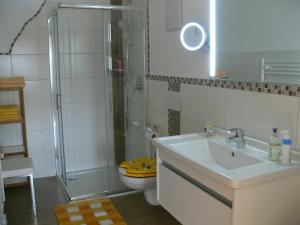 Kylpyhuone majoituspaikassa Gasthof Engel