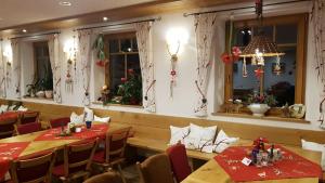 バート・ヴルツァッハにあるGasthof Engelのテーブルと椅子、クリスマスの装飾が施されたレストランを併設しています。