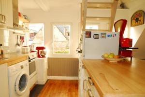 una cocina con nevera y un bol de fruta en una barra en Saint-Malo Apartment, en Saint-Malo