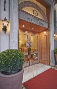 una entrada a una puerta de un edificio nederlandoren en Hotel Napoleon en Roma