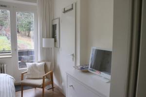 Televízia a/alebo spoločenská miestnosť v ubytovaní Orchidee Altenau