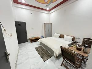 a bedroom with a bed and a table in it at Ligree Hotel and Restaurant in Jatwāra