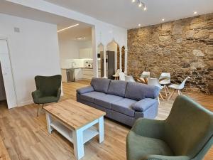 a living room with a couch and chairs and a table at Apartamento Plaza de Armas 2 in Ferrol