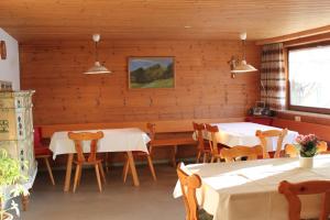 A restaurant or other place to eat at Ferienbauernhof Liebschick