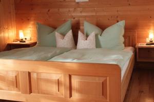 A bed or beds in a room at Ferienbauernhof Liebschick