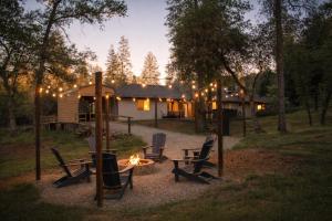 a backyard with a fire pit and a house at Spacious Ranch Retreat Near Yosemite & Bass Lake with Hot Tub & Game Room in Oakhurst