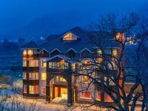 a large house with lights on in the night at Faiz Resort Pahalgam in Pahalgām